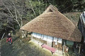 かやぶき屋根美しく　熊野古道の名所｢とがの木茶屋｣ふき替え､和歌山･田辺市
