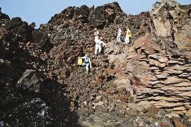 調査隊が上陸した際の写真。固まった溶岩でごつごつとしている（環境省提供）