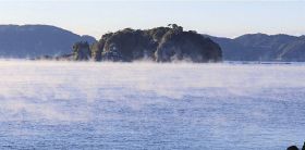 霧に包まれる九龍島（１８日午前８時ごろ、和歌山県串本町古座で）
