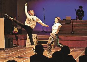 田並劇場で披露されたゲーテの「ファウスト」を原作とした創作舞踊劇（９日、和歌山県串本町田並で）