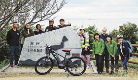 熊野を一周するサイクリングコース「クマイチ」で吉野熊野国立公園を巡る、ツアーの参加者ら（和歌山県串本町潮岬で）＝紀州くちくまの未来創造機構提供