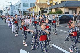 「総おどり」で串本節を踊る子どもら（２０１９年８月、和歌山県串本町串本で）