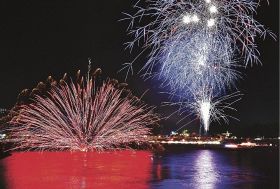 熊野川を染める花火（２０日、三重県紀宝町から撮影）＝長時間露光で撮影した写真を２枚合成