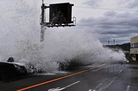 台風の影響で国道４２号に押し寄せる波。この後、国道は通行止めになった（１１日午後３時ごろ、串本町古座で）