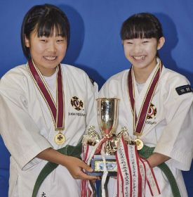 女子規定組演武で優勝した熊野の大江響華さん（左）と平田瑠渚さんの組