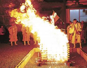 願い込めた神木を火に　みなべの鹿島神社で火焚大祈祷