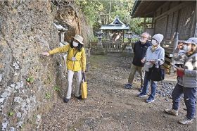 南紀熊野ジオパークガイドの会が毎週日曜に始めた「潮岬ホリデーガイドツアー」で地質について説明するガイド（和歌山県串本町潮岬で）