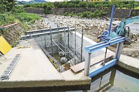 工事が進んでいる小水力発電の整備現場（１５日、和歌山県田辺市上秋津で）
