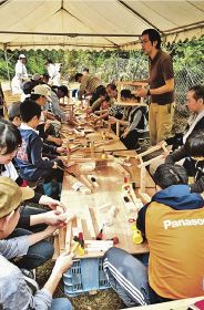 木工教室でいすを作る参加者（和歌山県田辺市龍神村甲斐ノ川で）