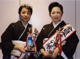 （左から）留袖の部準女王の佐谷かおりさんと１位の小松敦子さん
