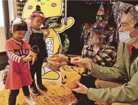 仮装をして菓子を受け取る子どもたち＝２６日、和歌山県上富田町朝来で