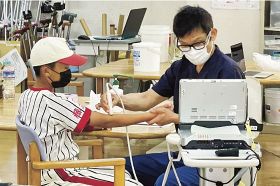 和歌山県の北出病院で行われている野球肘検診（昨年の写真）＝北出病院提供