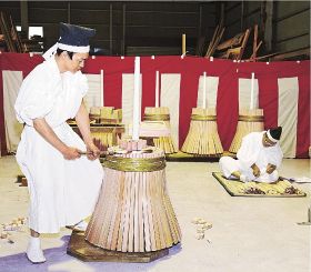 例大祭に向け、たいまつを製作する嶌﨑和真さん（左）ら＝和歌山県那智勝浦町の熊野那智大社で
