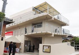 完成した避難ビルを見学する地域住民ら（１４日、和歌山県白浜町中で）