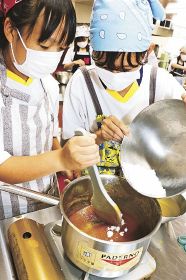 梅ジャム作りで鍋に砂糖を投入する中芳養中生徒（みなべ町芝で）