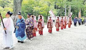 行列を組んで下鴨神社を参拝する関係者＝６日、京都市で（紀州梅の会提供）