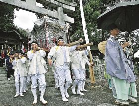 秋雨の下、祭りばやし　５年ぶり「通常開催」の神社も、和歌山