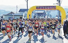 一斉にスタートするフルマラソンの参加者（２０２０年２月、和歌山県上富田町朝来で）