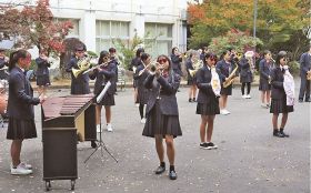 昼休みに校内中庭で演奏を披露する熊野高校吹奏楽部（１８日、和歌山県上富田町朝来で）
