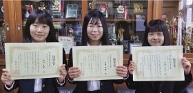 優秀賞を受賞したＫｕｍａｎｏサポーターズリーダー部の生徒。左から稲垣天尋さん、木村美都さん、川﨑小雪さん