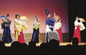 観客を魅了したミュージカル、小栗判官ものがたりの舞台（２２日、和歌山県田辺市で）