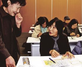 いなみの料理広め隊の小田美津子代表（左）の話を聞くすこやか上富田推進協議会のメンバー