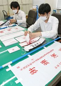 「七つ道具」をチェックする県選挙管理委員会職員（１６日、和歌山県庁で）