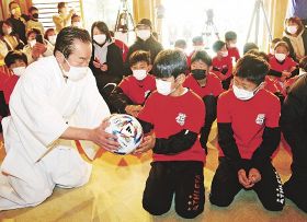 森保一日本代表監督のサイン入りボールを手にする上富田ＦＣの子どもたち＝３日、熊野本宮大社で