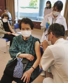 田辺市で始まった新型コロナウイルスワクチンの集団接種（２７日、和歌山県田辺市たきない町で）