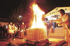 火焚の炎高々と　みなべの鹿島神社で節分祭