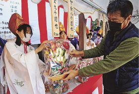 須賀神社で参拝者に縁起物を授ける福娘（１０日、和歌山県みなべ町西本庄で）