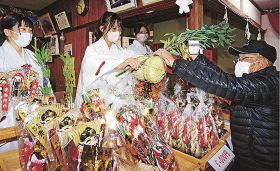 鹿島神社でも福娘が参拝者に福笹を授けた（１０日、和歌山県みなべ町埴田で）