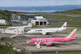 南紀白浜空港に並ぶ（手前から）フジドリームエアラインズ、日本航空の飛行機とプライベートジェット機＝２３日、和歌山県白浜町で