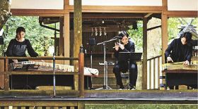 八上神社で地域住民に箏と横笛の演奏を披露する出演者（１０日、和歌山県上富田町岡で）