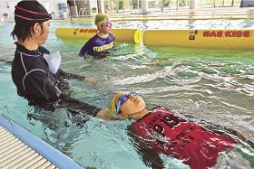 水難事故防止で着衣泳／串本の小学生体験