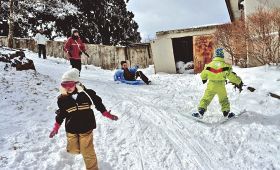 護摩壇山で雪遊び　家族連れら楽しむ