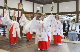 拝殿で「豊栄の舞」を奉納する４人の舞姫