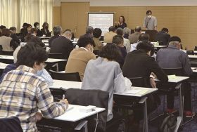「公聴会」でＩＲ誘致の「区域整備計画案」について、和歌山県に意見を述べる「公述人」（１３日、和歌山市で）