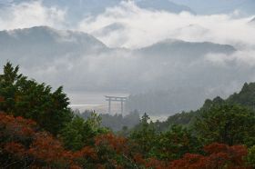 熊野古道沿いの展望台から見る熊野本宮大社の大鳥居（和歌山県田辺市）