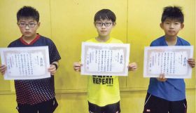 全国選抜大会の県予選男子５年生の部で優勝した武田志輝君（中央）。左は準優勝の落合将大君、右は３位の廣里匡紀君