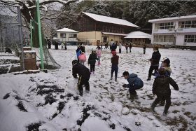 龍神村／湯ノ又で氷点下４．４度／児童は運動場で雪遊び