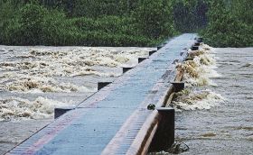 大雨の影響で増水した富田川（２日午前１０時半ごろ、和歌山県上富田町生馬で）