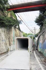 完成した柳橋通りの歩行者用仮設トンネル（２２日、和歌山県白浜町で）