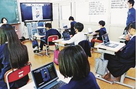 情報端末で広がる世界／上富田の小中学校　新しい授業本格化