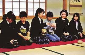 「良い経験になった」／清川小児童が茶道体験／南部高生徒が指導