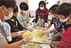 パン、いす作りに挑戦／龍神村の小学５、６年生／公民館の事業