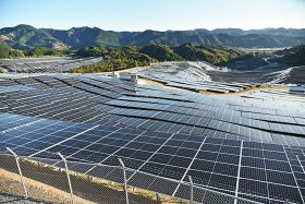太陽光パネルが並ぶ、県内最大規模のメガソーラー発電所（６日、和歌山県上富田町で）