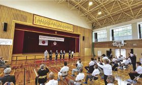 富田中学校の新体育館完成を祝う関係者ら（２４日、和歌山県白浜町栄で）