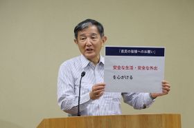 「不要不急の外出自粛」の要請を解除すると発表する仁坂吉伸知事（29日、和歌山県庁で）
