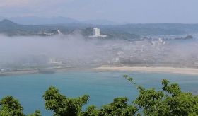 濃い霧に包まれた串本の街（５日午前１１時５０分ごろ、和歌山県串本町潮岬から撮影）